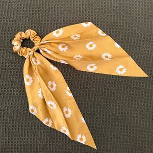 Daisy pony scarf